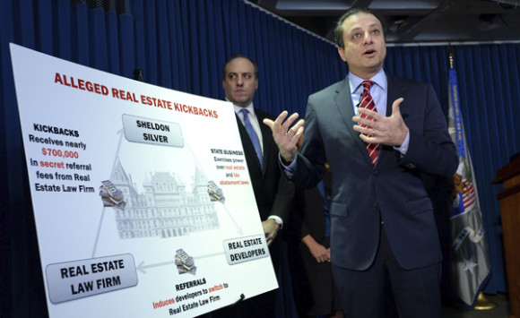 El fiscal federal del Distrito Sur de Nueva York, Preet Bharara (d), comparece ante la prensa para hablar sobre la detención por las autoridades federales del presidente de la Asamblea estatal de Nueva York, el político demócrata Sheldon Silver.