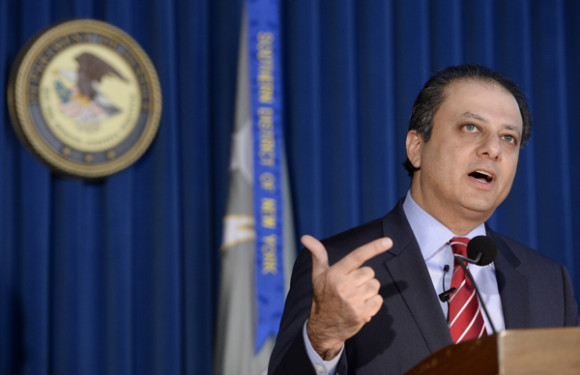 El fiscal Preet Bharara habla durante una conferencia de prensa sobre el arresto del presidente de la Asamblea estatal de Nueva York, el veterano político demócrata Sheldon Silver.