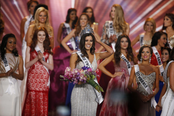La colombiana Paulina Vega (c) se convirti&oacute; en la nueva Miss Universo.