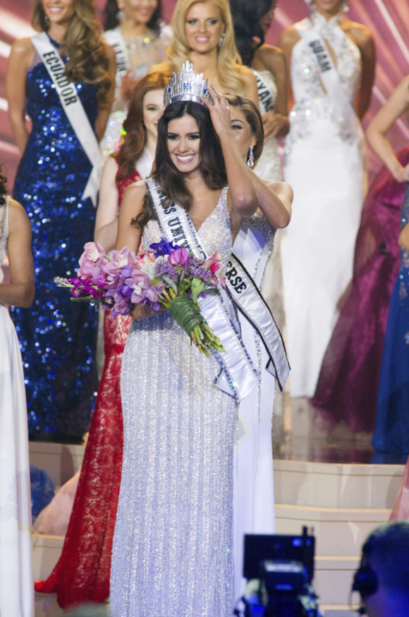 Miss Colombia 2014, Paulina Vega, mientras es coronada Miss Universo 2014 por la venezolana Gabriela Isler, Miss Universo 2013.