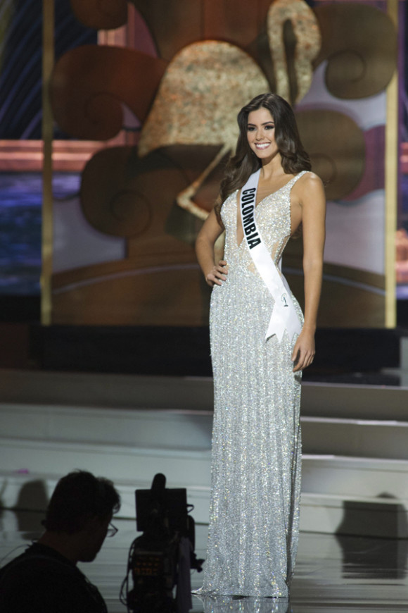 Miss Colombia 2014, Paulina Vega, mientras desfila en traje de noche durante la gala de la final del concurso de belleza Miss Universo.