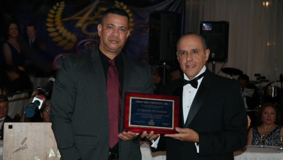 El director de mercadeo Edgar Soto, a nombre Cibao Meat Products hizo entrega de una placa de reconocimiento a Juvencio Pichardo, por ser el vendedor del año al incrementar sus ventas, más que todos los vendedores que venden los productos.