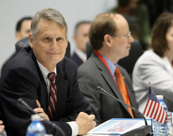 El secretario asistente adjunto para Latinoamérica del Departamento de Estado, Edward Alex Lee (i), participa en la primera reunión EEUU-Cuba.