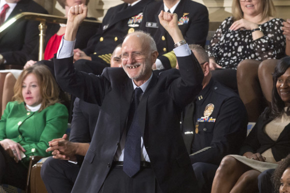 Alan Gross, el estadounidense que pasó cinco años encarcelado en Cuba por "acciones contra la integridad territorial del Estado", saluda al presidente de Estados Unidos, Barack Obama (no fotografiado), antes del comienzo de su discurso del Estado de la Unión ante el Congreso en Washington.