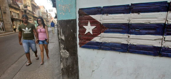 El 63 por ciento de los estadounidenses respalda la decisión del presidente de EE.UU., Barack Obama, de restablecer las relaciones diplomáticas con Cuba después de más de medio siglo de bloqueo a la isla caribeña.