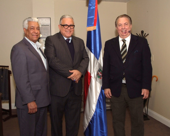 El cónsul arquitecto Eduardo Selman, a la derecha, junto al licenciado Luis Lithgow y el vicecónsul Román Octavio Jáquez, mientras se encontraban en el despacho consular previo a la ceremonia de toma de posesión de Selman.