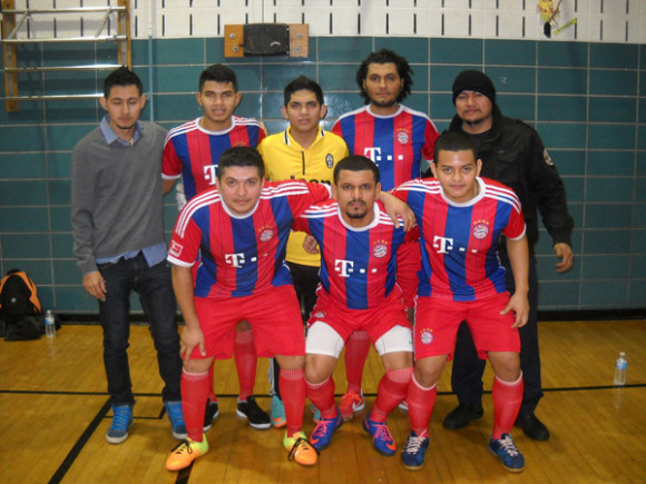 Integrantes del sexteto Halcones que siguen consechando abultadas ganancias en el campeonato dominguero de la Liga Salvadore&ntilde;a de Indoor F&uacute;tbol, en la Calle 60, en Brooklyn.  (Foto: Buki Chapin)