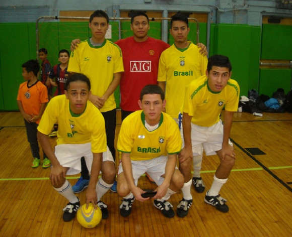 Los integrantes del equipo Chivas que nuevamente vuelven a las acciones en el campeonato de la Latin United Youth Soccer League que se juega los viernes en Manhattan. (Foto Buki Chapin).