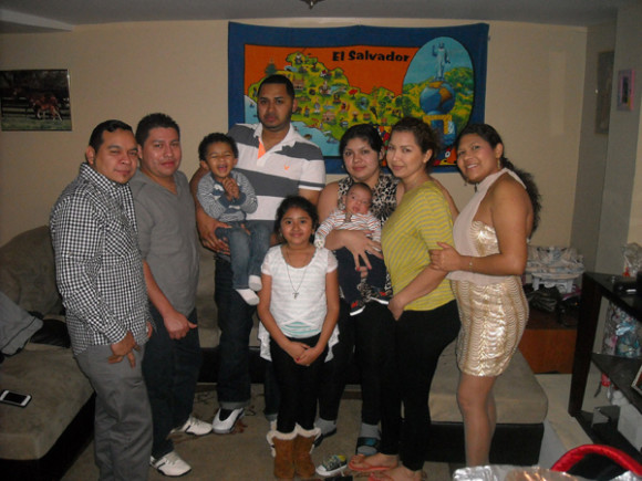 Así fue como Jose Serrano (extremo izquierdo) V.P. de El Salvador, campeón en el Ferry Point, celebró la despedida de Año Viejo, acompanado de su esposa Diana Carolina Iglesias (con su bebe en abrazos) y amigos líderes deportivos salvadoreños, entre ellos, Oscar Platero y los esposos Elizabeth y Hugo Campos, entre otros. (Foto Buki Chapin).