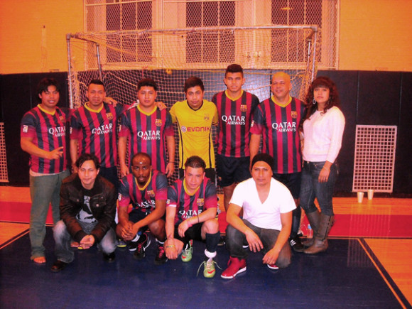 Integrantes del Deportivo San Pedrito que se encuentra compitiendo en el campeonato sabatino de la Liga Ecuatoriana de F&uacute;tbol en Brooklyn; con ello  la encantadora jovencita Jennifer Benitez, Madrina del equipo.  (Foto: Buki Chapin)    