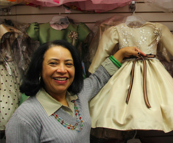 De niña vestía con amor a sus muñecas, ahora Doña Narcisa Pérez, empresaria de origen dominicano, viste a niñas de diferentes edades con sus propias creaciones elaboradas en su maravillosa fábrica de Manhattan, desde donde viajan varios de sus atuendos para resaltar la belleza de niñas de diferentes partes del país y del mundo.