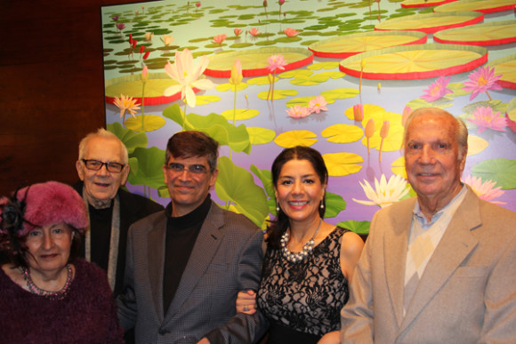 Recibiendo felicitaciones por su obra pict&oacute;rica, captamos al artista, rodeado de amigos y compatriotas frente a uno de sus hermosos cuadros, titulado Estanco de Lotus a la Luz del atardecer (2014). Constan de Izq. a Der. Rene&eacute; Suaid; Robert Ford; el artista, Roberto Azank; Miriam Gonz&aacute;lez y el Dr. Pedro Carrera.