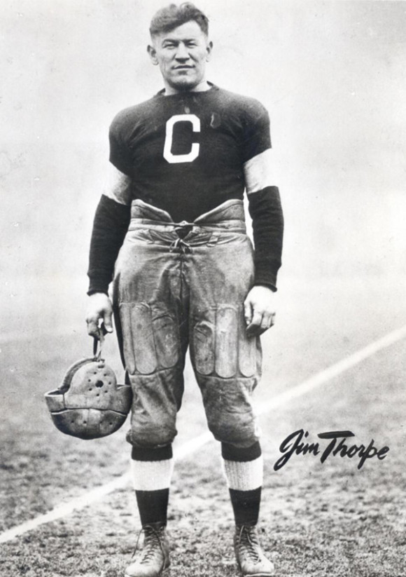 Wa-Tho-Huk/Jim Thorp con su uniforme de los Canton Bulldogs, equipo de F&uacute;tbol Americano del cual fue estrella de 1915 a 1920.
