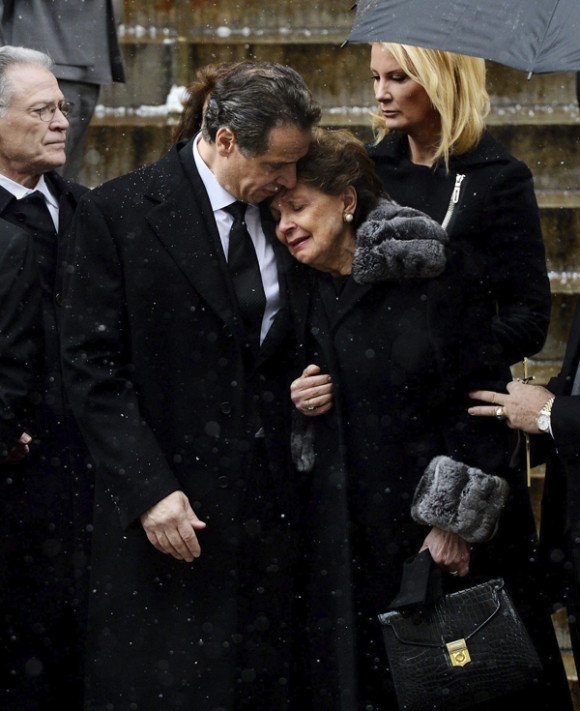 Andrew Cuomo (c-izda), gobernador del estado de Nueva York e hijo del exgobernador del estado de Nueva York Mario Cuomo, abraza a su madre tras el funeral por su padre en la iglesia de San Ignacio de Loyola en Nueva York.