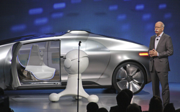El presidente de Daimler, Dieter Zetsche, presenta el coche sin conductor Daimler F015.