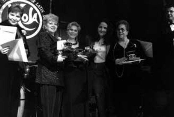 Susana Cris&aacute;n, Cecill Villar, Fanny Rybin, Soledad L&oacute;pez y Silvia Brito, recibiendo el premio HOLA 1999, por Entre mujeres.