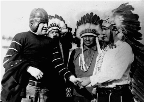 Durante una visita al sur de la naci&oacute;n, saludando a los nativo-americanos.