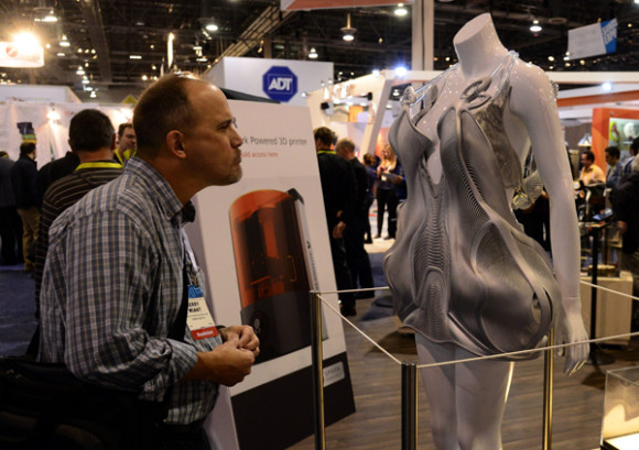 Un visitante observa un traje futur&iacute;stico en 3D de Autodesk.