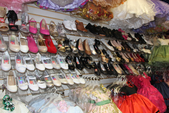 Los zapatos para las niñas y niños son el complemento de los trajes festivos, desde estilos clásicos hasta coquetos modelos modernos, los zapatos resaltan la imagen de los niños que resplandecen por la perfección y sobretodo el glamour de sus trajes elaborados por Narci.