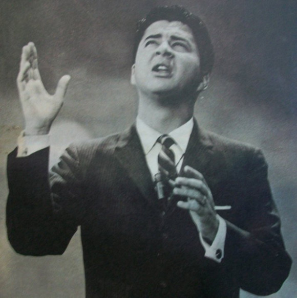 El multifac&eacute;tico artista venezolano N&eacute;stor Zavarce con su timbre &uacute;nico y estilo varonil inmortaliz&oacute; la canci&oacute;n popular Faltan Cinco Pa&rsquo; las Doce.