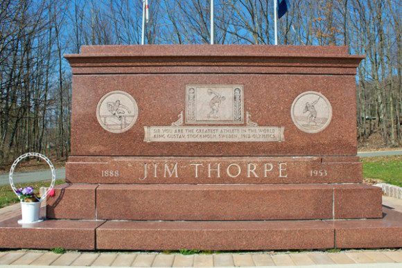 El monumento en honor a Wa-Tho-Huk/Jim Thorpe en Pensilvania contiene su tumba, erigida sobre mont&iacute;culos de tierra de su natal Oklahoma y del Estadio Ol&iacute;mpico de Estocolmo, donde gan&oacute; para Estados Unidos las medallas de oro y en donde hay dos estatuas en su honor.