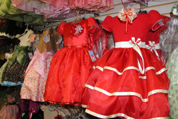 Los vestidos de color rojo son los más solicitados durante esta temporada, sin embargo las posibilidades son infinitas no solo en modelos, tipo de material, colores y combinaciones.