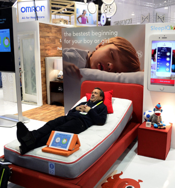 El expositor Pete Bils prueba la cama para ni&ntilde;os Sleep Number que monitorea el movimiento con la tecnolog&iacute;a Sleep IQ.