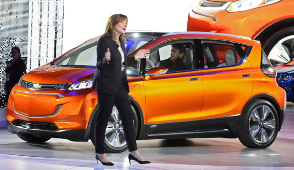 La consejera delegada de General Motors (GM), Mary Barra, habla sobre el nuevo Chevrolet Bolt.