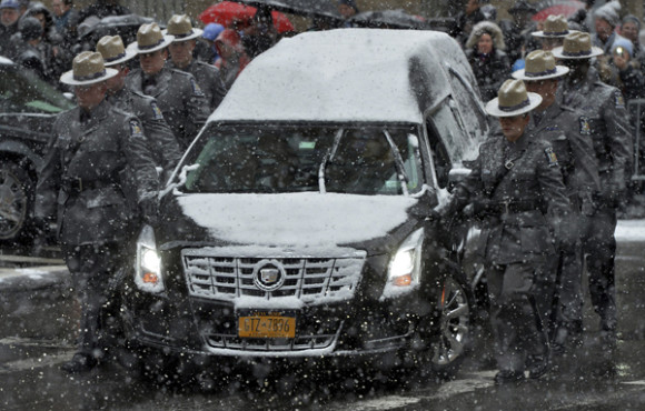 El coche f&uacute;nebre que porta el ata&uacute;d del exgobernador del estado de Nueva York Mario Cuomo llega a la iglesia de San Ignacio de Loyola en Nueva York.