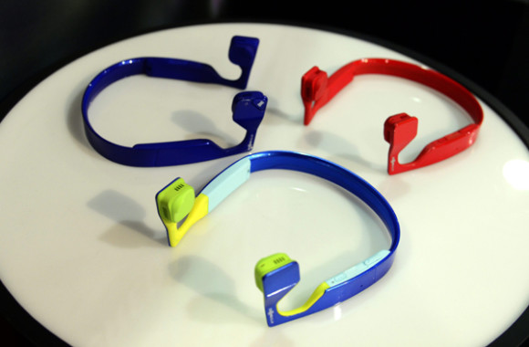 Auriculares que transmiten sonidos a trav&eacute;s de los huesos faciales de la compa&ntilde;&iacute;a estadounidense Aftershokz.