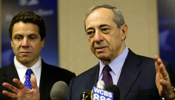 Fotograf&iacute;a de archivo del 29 febrero de 2004 donde se ve al exgobernador del estado de Nueva York Mario Cuomo (d) y a su hijo Andrew respondiendo preguntas despu&eacute;s de un debate entre los candidatos presidenciales dem&oacute;cratas.