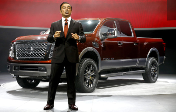 El presidente mundial del grupo japonés Nissan, Carlos Ghosn, presenta la nueva furgoneta Nissan Titan.