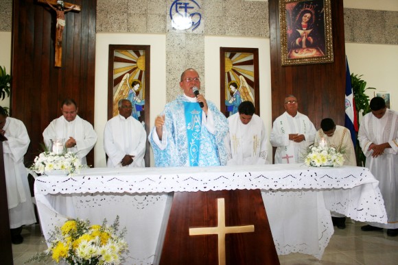 Presidida por monseñor Vinicio Disla, quien dice la bendición, y acompañado de monseñor Batista; los reverendos padre José Antonio Rodríguez, Lucas Cruz, Cesar Filpo; los diáconos Faustino Ramos y Marino García, y los presidentes de asamblea de la comunidad, quedó formalmente inaugurada la capilla Nuestra Señora de la Altagracia, en la comunidad de Matanza Adentro, Santiago.