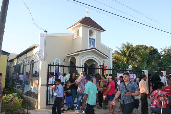 Cientos de personas se dieron cita a la bendición de la capilla Nuestra Señora de la Altagracia, en la comunidad de Matanza Adentro, Santiago.