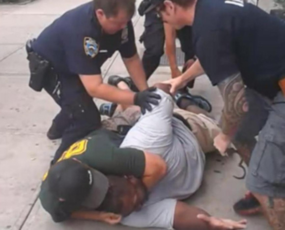 En la imagen se ve a Eric Garner, de gran complexi&oacute;n f&iacute;sica y enfermo de asma, diciendo repetidas veces: &ldquo;&iexcl;No puedo respirar!&rdquo;