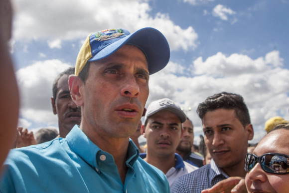 El l&iacute;der de la oposici&oacute;n venezolana y excandidato presidencial Henrique Capriles participa en la marcha antigubernamentales para protestar "contra el hambre y por el cambio" del modelo pol&iacute;tico en el pa&iacute;s. 