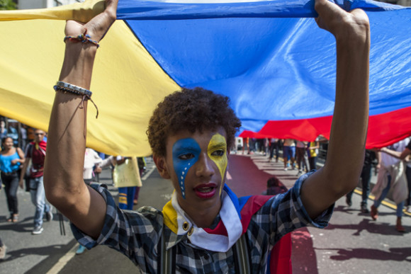 La marcha antigubernamentale transcurri&oacute; sin incidentes y en ella destacaron las consignas "no soy Capriles, no soy Maduro, soy Venezuela que defiende su futuro" y "Maduro cobarde, asesino de estudiantes".