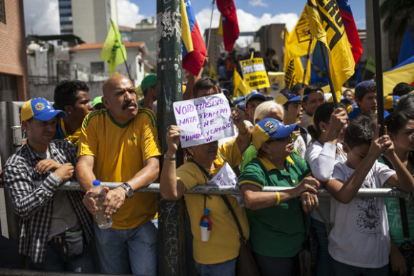 La MUD convoc&oacute; a la ciudadan&iacute;a que rechaza al Gobierno de Nicol&aacute;s Maduro a marchar desde tres puntos diferentes de la ciudad, uno de los cuales da acceso al centro de la ciudad y que ha sido bloqueado por la Polic&iacute;a antimotines, sin que se registren incidentes.