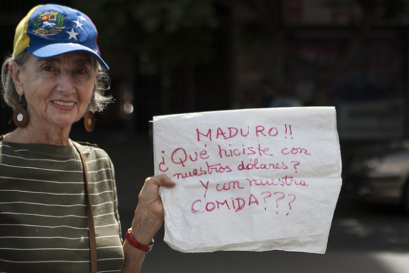 Una mujer participa en las marchas convocadas por la alianza partidista opositora Mesa de la Unidad Democr&aacute;tica (MUD).