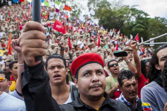Manifestantes chavistas participan en la celebraci&oacute;n del 57 aniversario de la instauraci&oacute;n de la democracia en Venezuela.