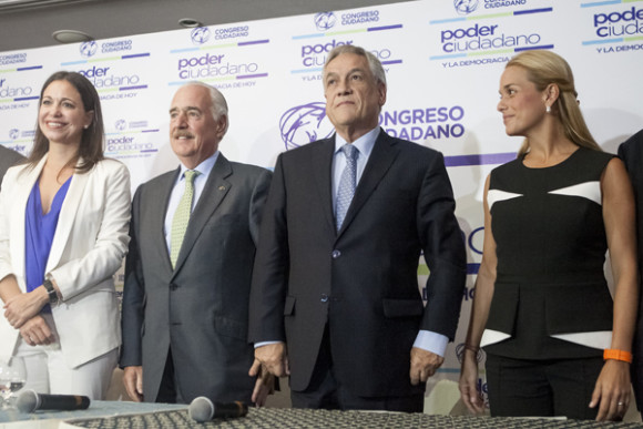 Los expresidentes Andr&eacute;s Pastrana (c-i) de Colombia y Sebasti&aacute;n Pi&ntilde;era de Chile (c-d), la exdiputada venezolana Mar&iacute;a Corina Machado (i) y la esposa del opositor venezolano Leopoldo L&oacute;pez, Lilian Tintori, asisten al foro "El poder ciudadano y la democracia de hoy", organizado por la oposici&oacute;n venezolana, en Caracas, Venezuela. 