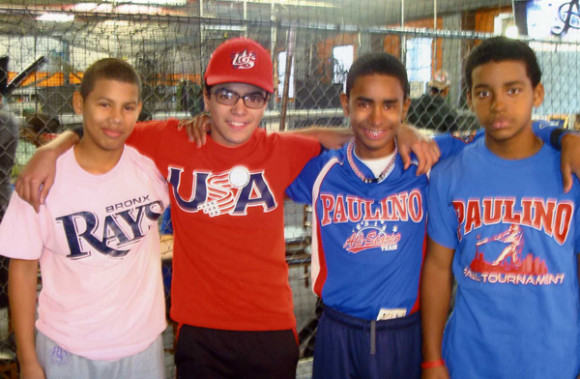Junior Betances, Willie Veras, Brian Bassett y Euniel de la Rosa, forman parte de la selecci&oacute;n infantil de la Liga Rolando Paulino que estar&aacute; intercambiando en la Rep&uacute;blica  Dominicana y jugando en el Mundialito de Moca.