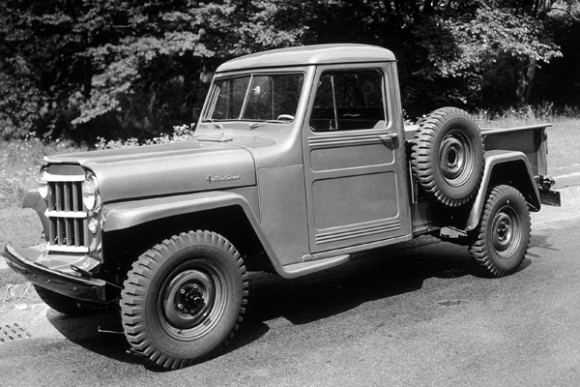 Versi&oacute;n &ldquo;pickup&rdquo; 1954 con tracci&oacute;n a las cuatro ruedas del Jeep. Tras su creaci&oacute;n al inicio de la Segunda Guerra Mundial como veh&iacute;culo ligero de reconocimiento para el Ej&eacute;rcito estadounidense, Jeep fue adaptado a la vida civil demostrando su versatilidad y fiabilidad. 