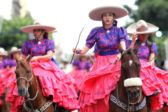 Amazonas desfilan en el marco del D&iacute;a del Charro en la ciudad de Guadalajara.