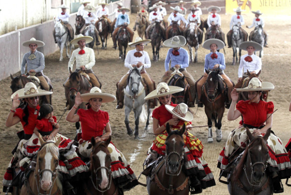 La valent&iacute;a, la disciplina y la tradici&oacute;n son los pilares que mantienen viva a la charrer&iacute;a en M&eacute;xico. En la imagen unas mujeres amazonas en Guadalajara. 