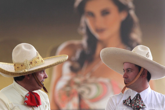 Dos charros mexicanos charlando durante una exhibici&oacute;n. 