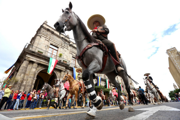 Grupo de charros en  la ciudad de Guadalajara. 