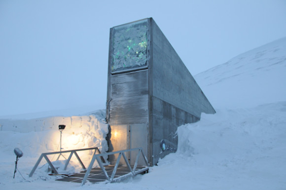 Imagen que muestra la entrada del b&uacute;nker donde se conservan todas las semillas del mundo. 