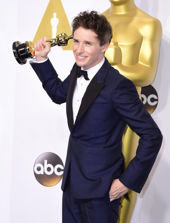Eddie Redmayne posa con su Oscar al mejor actor por su interpretaci&oacute;n de Stephen Hawking en "The Theory of Everything", un filme que ten&iacute;a ocho nominaciones, pero que solo se llev&oacute; este galard&oacute;n.