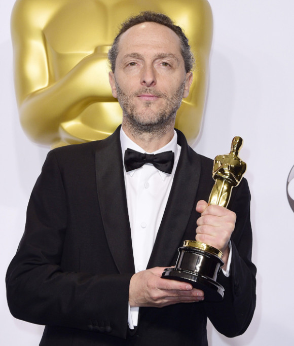 El mexicano Emmanuel Lubezki posa con el Oscar a la mejor fotograf&iacute;a por su trabajo en "Birdman", segundo consecutivo tras el logrado el pasado a&ntilde;o por su trabajo en "Gravity", de Alfonso Cuar&oacute;n.